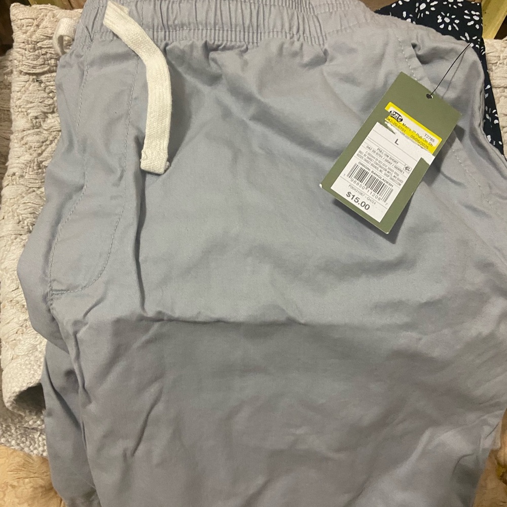 Men’s L Large Lot Sweater Shirts Shorts ($72 plus retail) - Picture 8 of 12